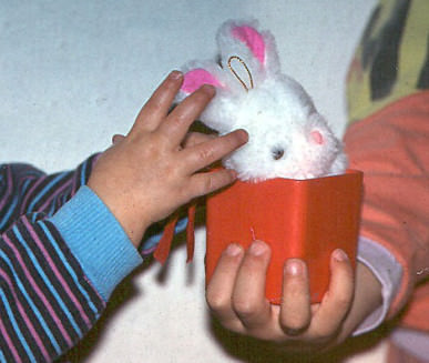 Bild von zwei H&auml;nden.